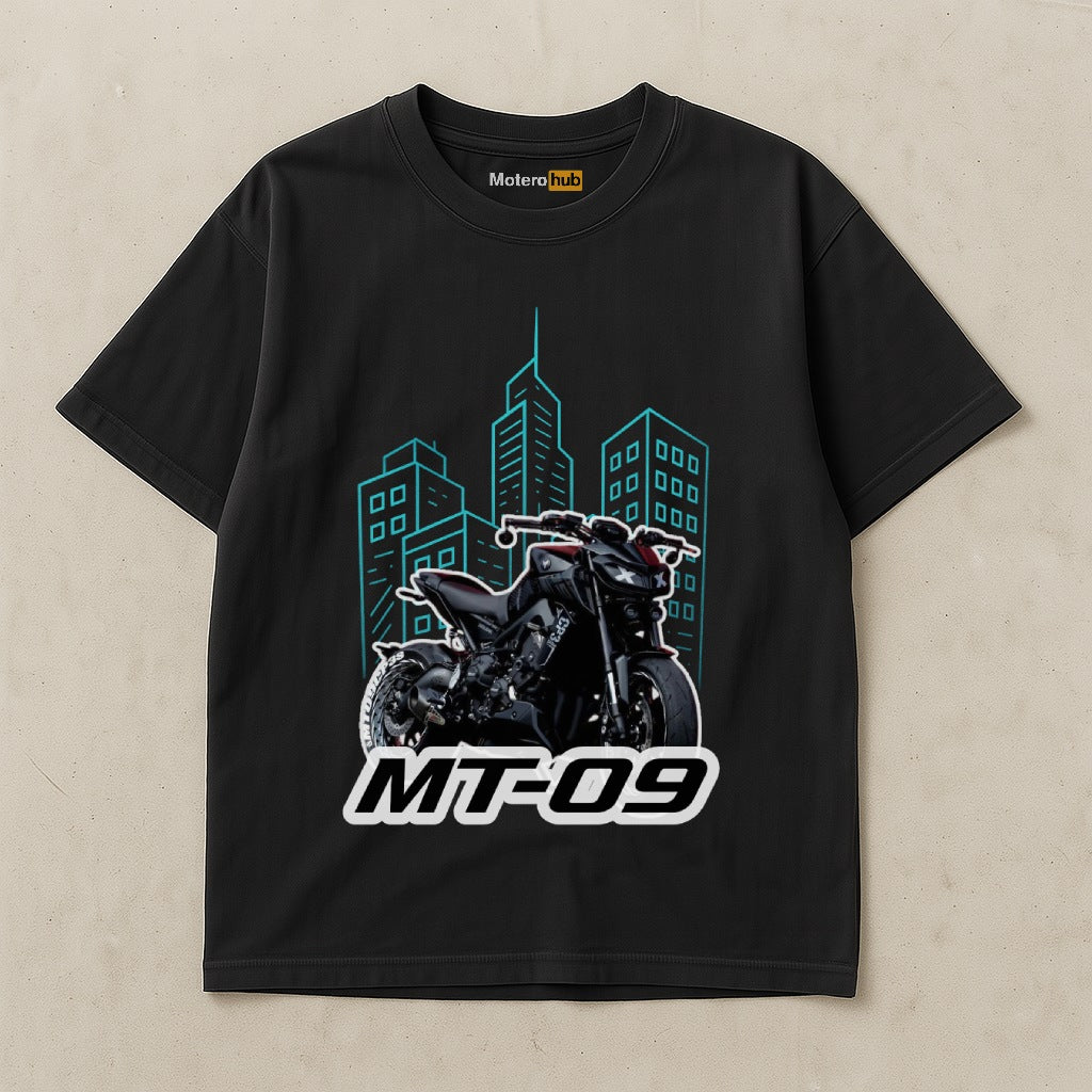 Camiseta negra Yamaha MT-09 V2 con diseño de moto naked urbana sobre fondo de edificios en color turquesa