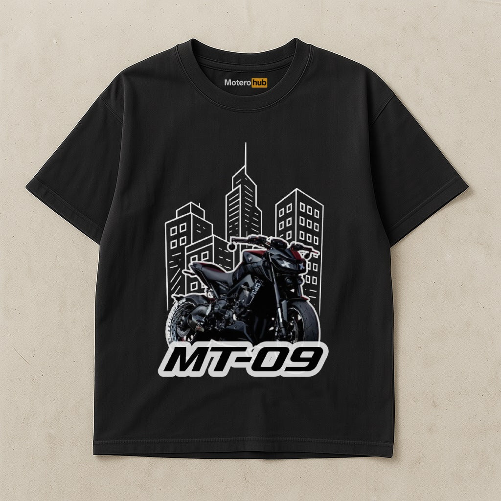 Camiseta negra Yamaha MT-09 V2 con diseño de moto naked urbana sobre fondo de edificios en color blanco
