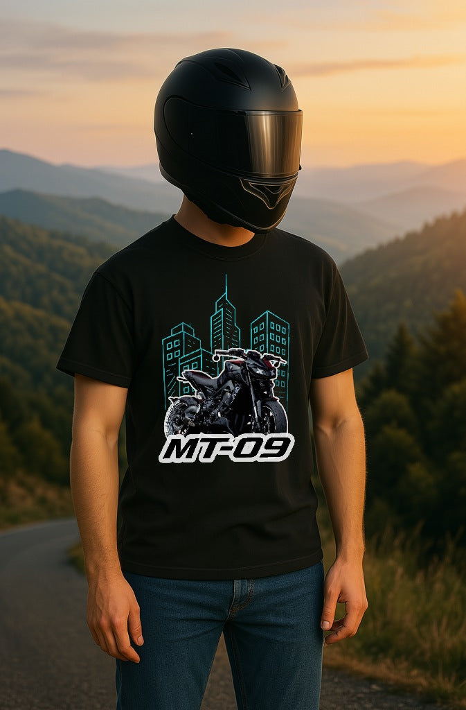 Modelo motero con camiseta negra Yamaha MT-09 V2 y fondo de edificios en color turquesa al atardecer