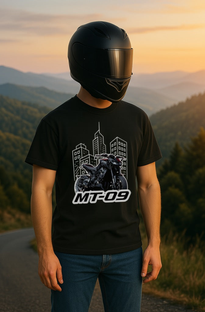 Modelo motero con camiseta negra Yamaha MT-09 V2 y fondo de edificios en color blanco al atardecer