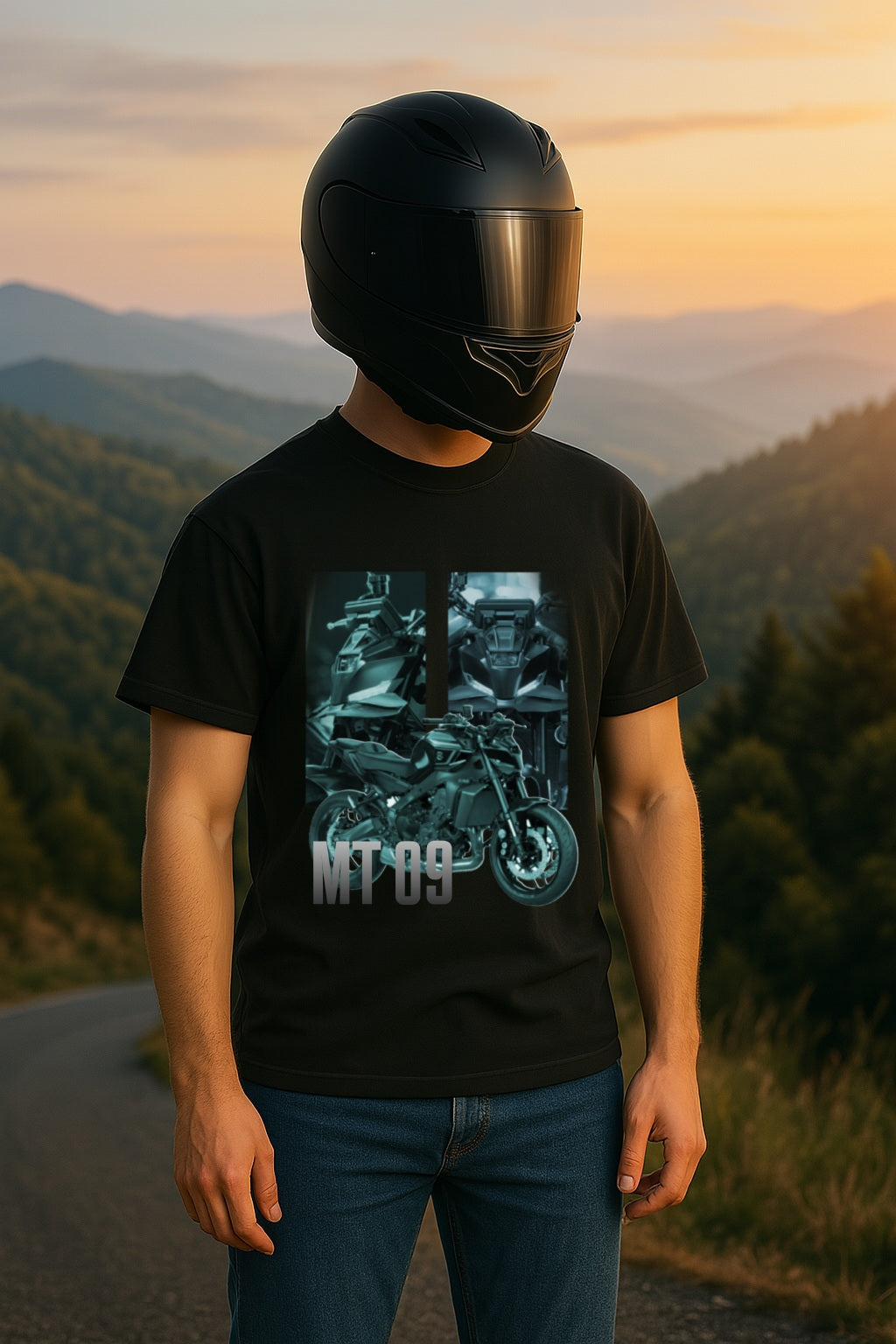 Motero con casco vistiendo camiseta con diseño MT 09 al atardecer