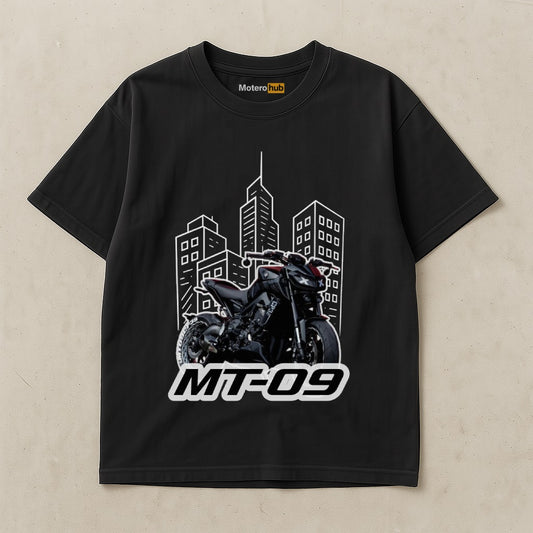 Camiseta negra Yamaha MT-09 V2 con diseño de moto naked urbana sobre fondo de edificios en color blanco